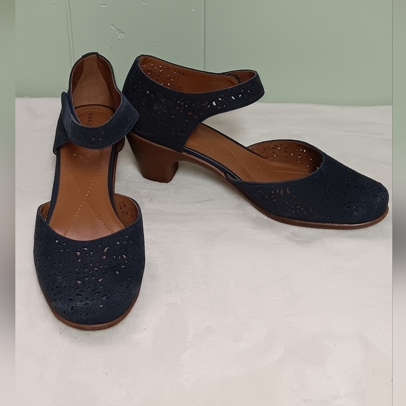Shoes - EASY SPIRIT Women's Cindie ankle strap sandal sz 11W navy blue